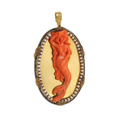 G. Sacco, Pendente/spilla 'Sirena' in oro giallo 750/1000, argento, corallo intagliato e perle