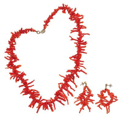 Demi-parure composta da girocollo e orecchini con rametti di corallo, metallo dorato