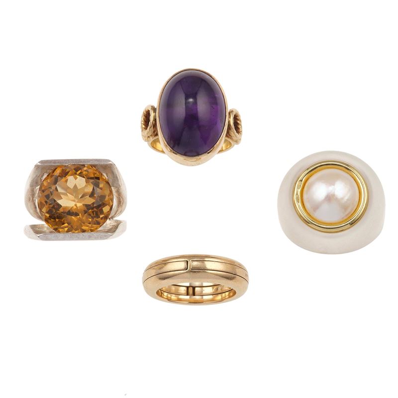 Lotto composto da quattro anelli con perla mabè, ametista e quarzo citrino