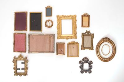 Lotto di 14 piccole cornici in metallo e bronzo, misure differenti (luci da 7,5 × 4,5 cm a 17 × 1...