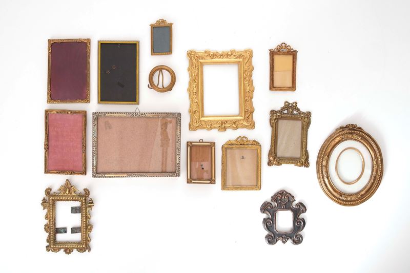 Lotto di 14 piccole cornici in metallo e bronzo  - Asta Cornici antiche - Cambi Casa d'Aste