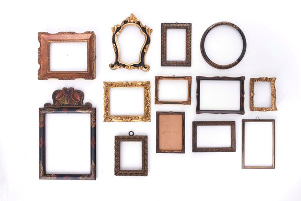 Lotto di 13 cornicette dorate e dipinte