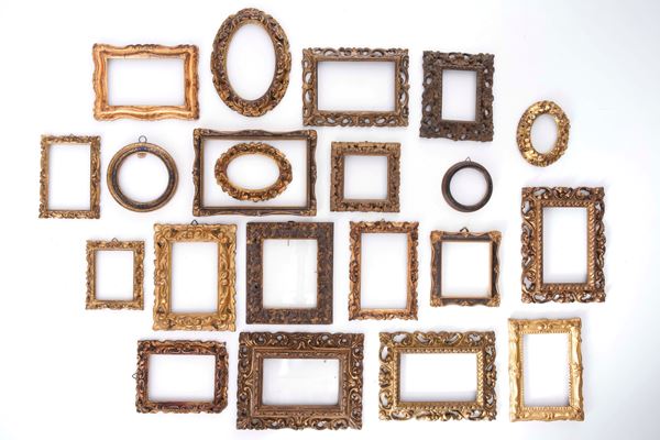 Lotto di 21 cornicette dorate