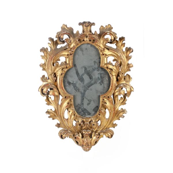 Specchierina in legno intagliato e dororato. XIX secolo