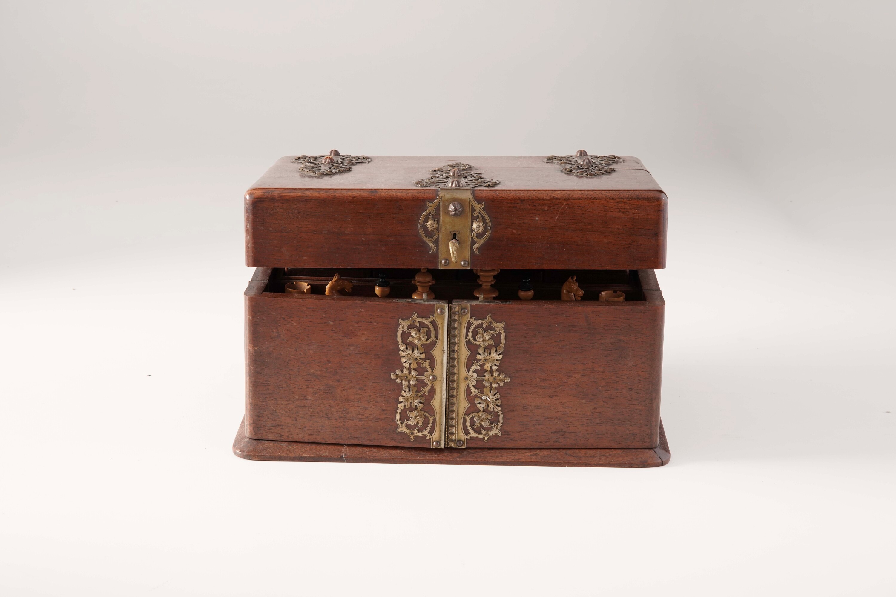 Scatola da giochi in legno. Inghilterra, XIX secolo