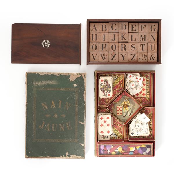 Due scatole con giochi d’epoca, tra cui Main Jaune