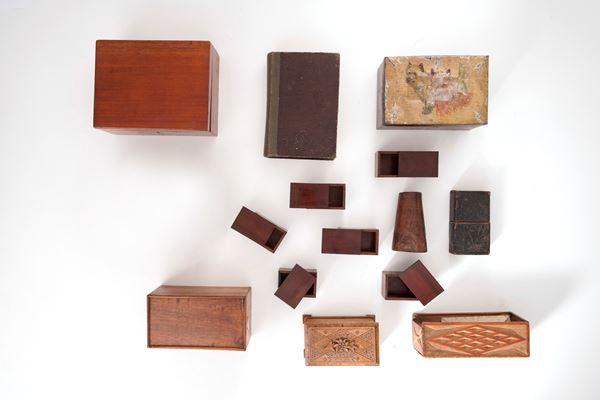 Quattordici scatole di diverse dimensioni in legno e altri materiali