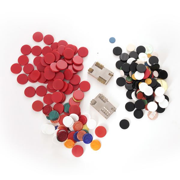 Lotto di fiches e due segnapunti