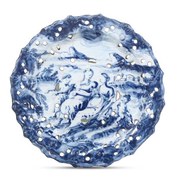 Rara grande sottocoppa traforata Savona, Manifattura Chiodo-Peirano, fine del XVII secolo 