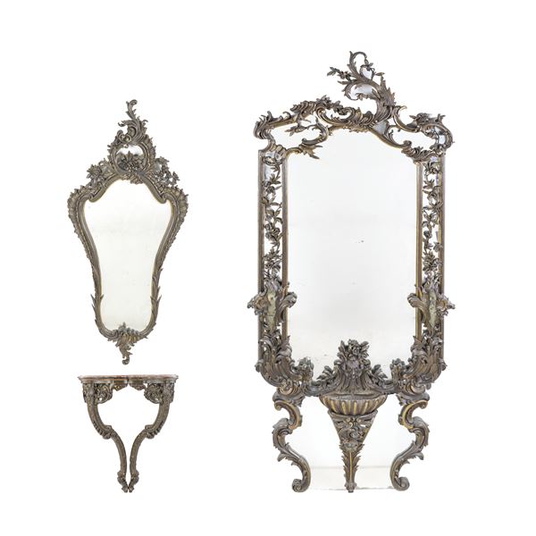 Lotto composto da una grande specchiera, una specchiera e una consolle con il piano in marmo in stile Luigi XV