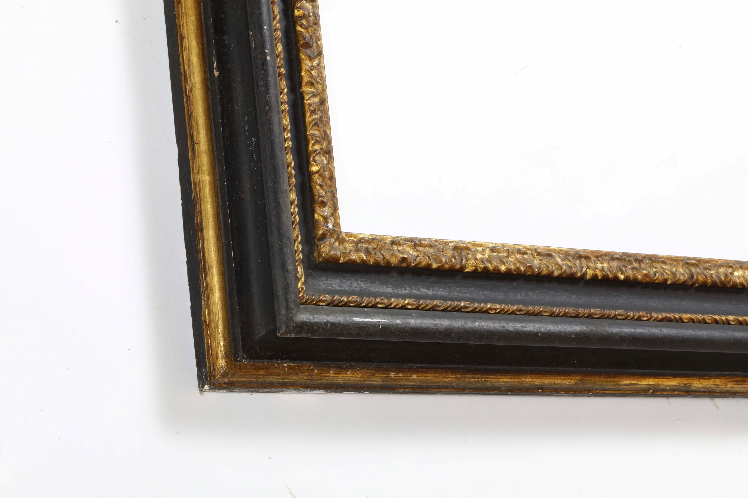 Cornice in stile romano, legno ebanizzato con decorazione in parte dorata (XVIII–XX secolo)