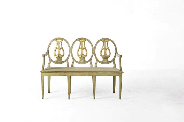 Divanetto di gusto Luigi XVI in legno dipinto