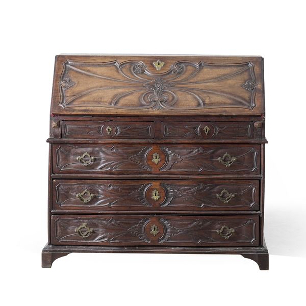 Bureau in legno intagliato. XVIII secolo