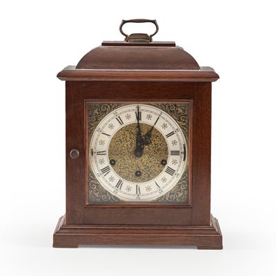 Pendola da tavolo, cassa in legno, quadrante dorato in smalti e numeri romani (XIX-XX secolo)