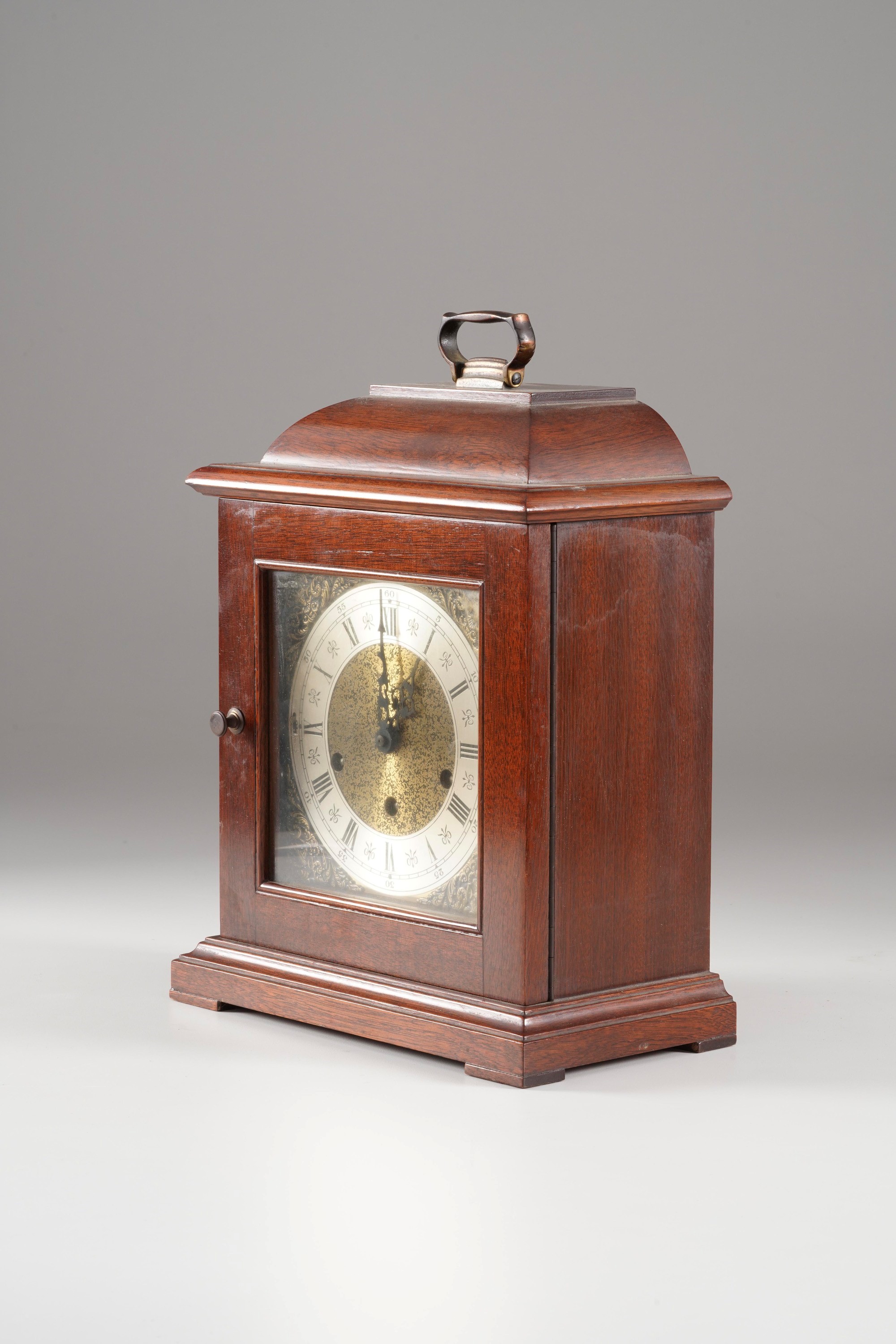 Pendola da tavolo, cassa in legno, quadrante dorato in smalti e numeri romani (XIX-XX secolo)