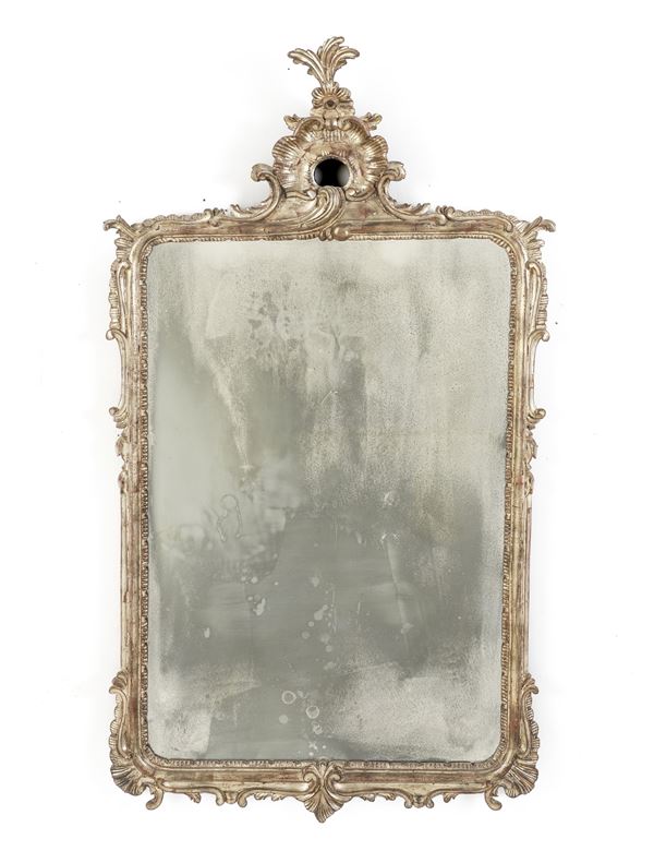 Specchiera in legno intagliato e dorato. XX secolo