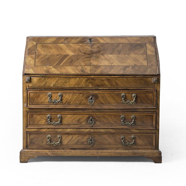 Cassettone a ribalta lastronato. XVIII secolo