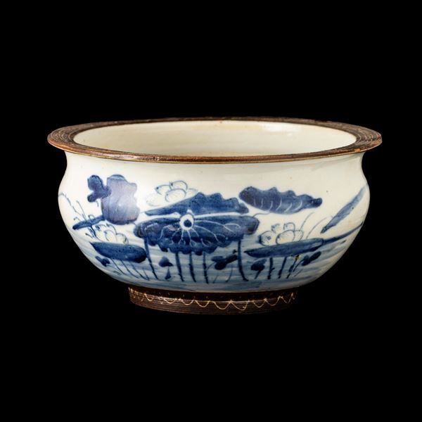 Ciotola in ceramica smaltata bianca e blu con decori a motivi floreali, Cina, XX secolo