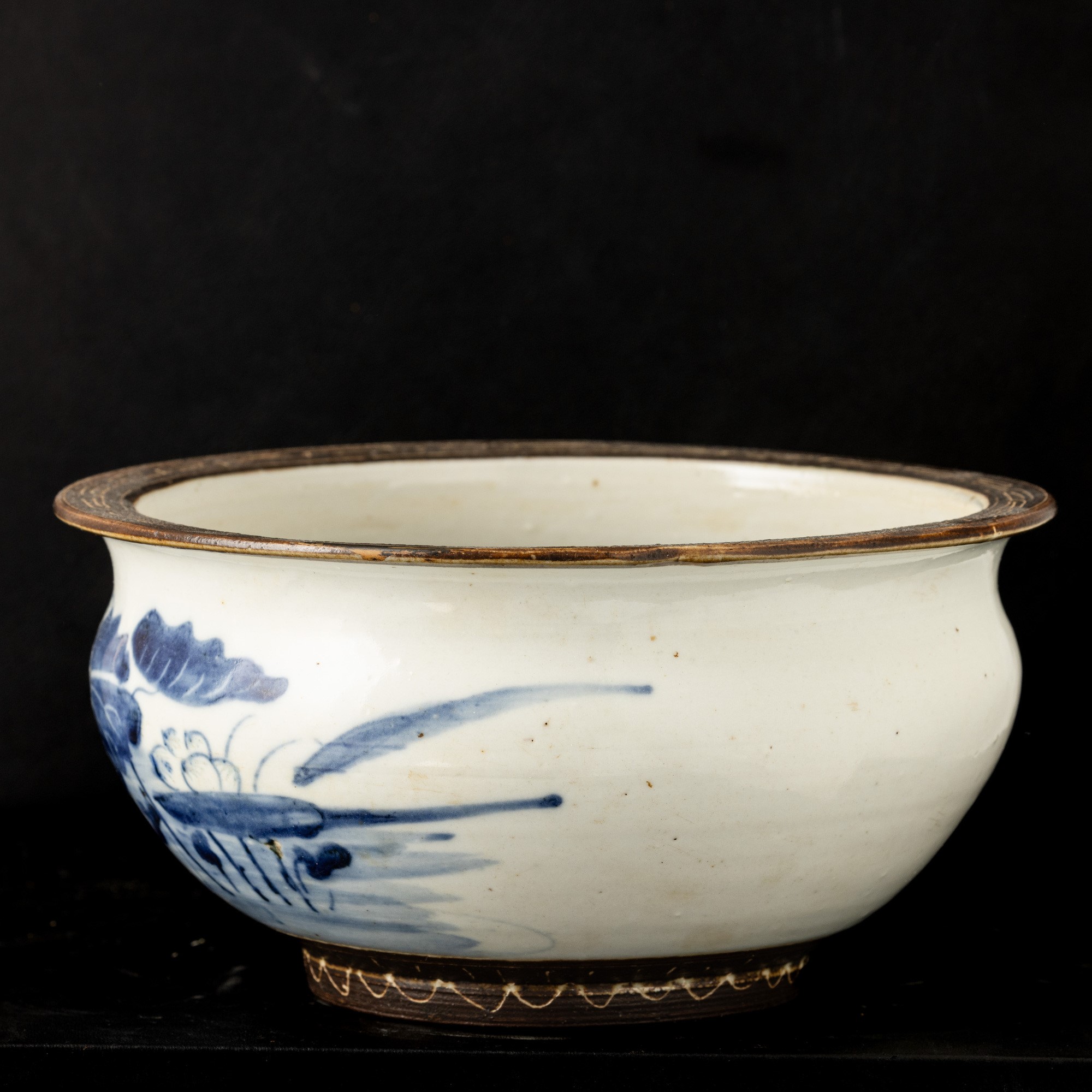 Cina, Ciotola in ceramica smaltata bianca e blu con decori floreali, XX secolo