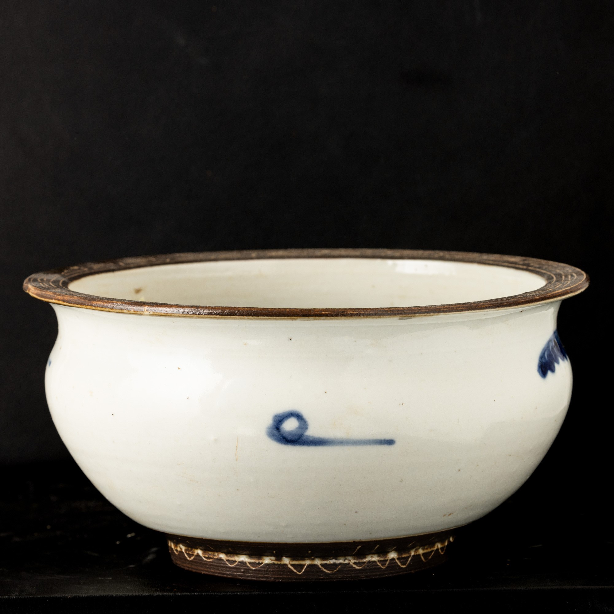 Cina, Ciotola in ceramica smaltata bianca e blu con decori floreali, XX secolo
