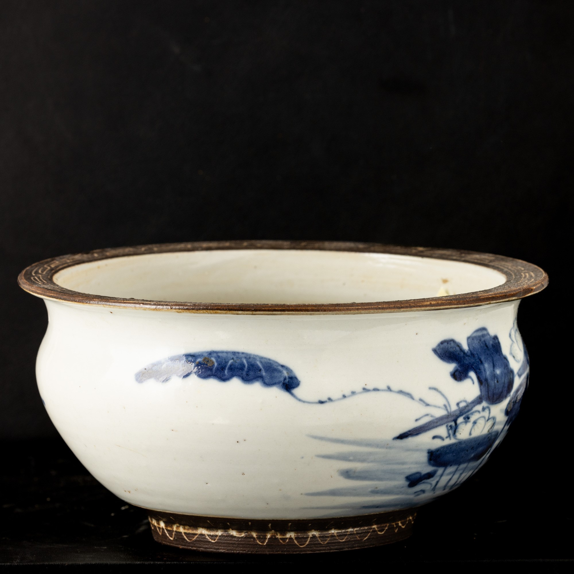 Cina, Ciotola in ceramica smaltata bianca e blu con decori floreali, XX secolo