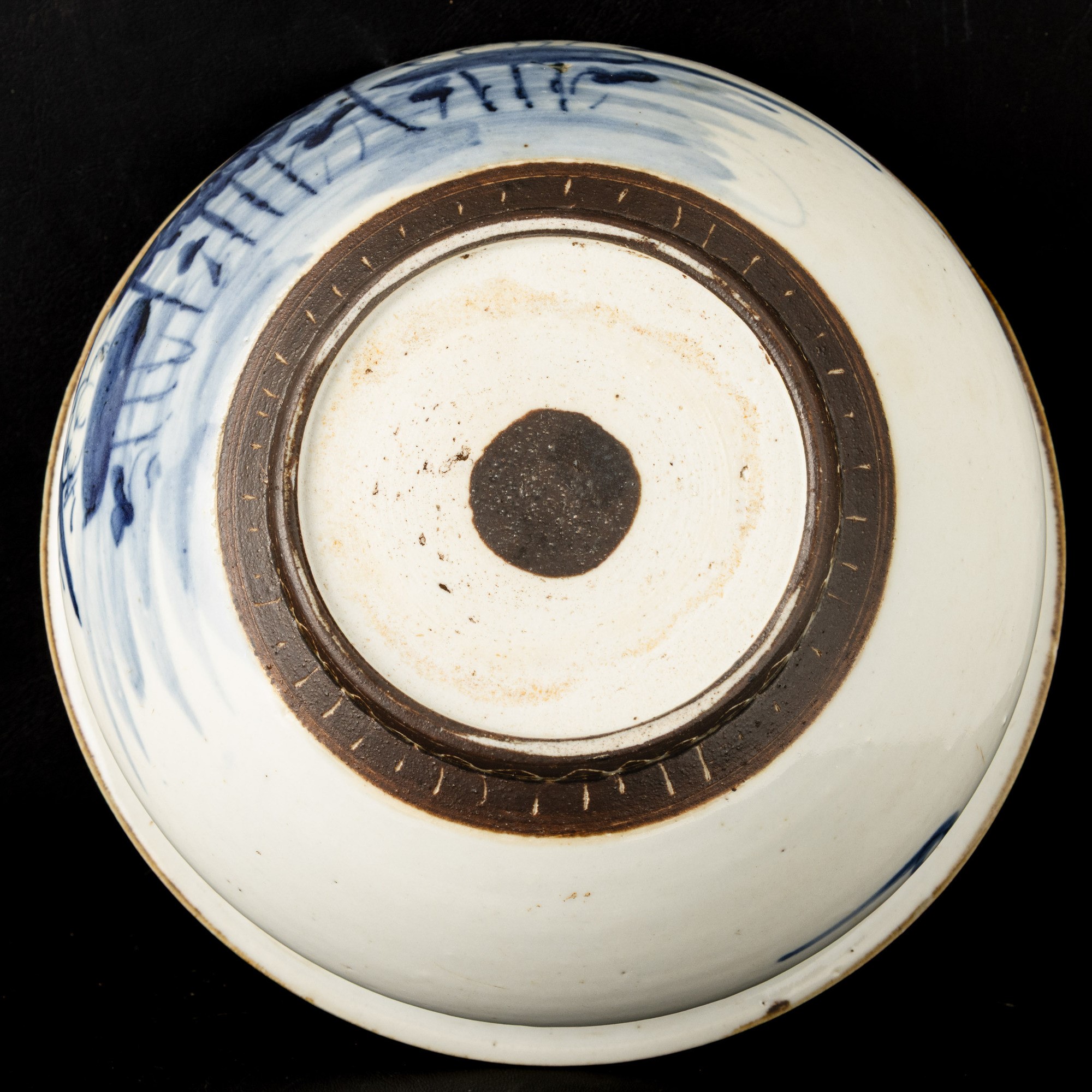 Cina, Ciotola in ceramica smaltata bianca e blu con decori floreali, XX secolo