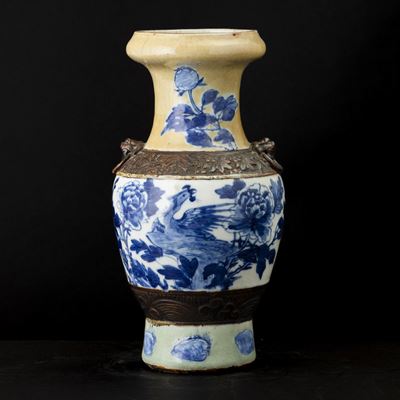 Cina, Vaso in porcellana bianca e blu con fenice e decori floreali, Dinastia Qing, XIX secolo