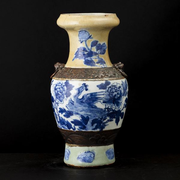 Vaso in porcellana bianca e blu raffigurante fenice con decori a motivi floreali, Cina, Dinastia Qing, XIX secolo