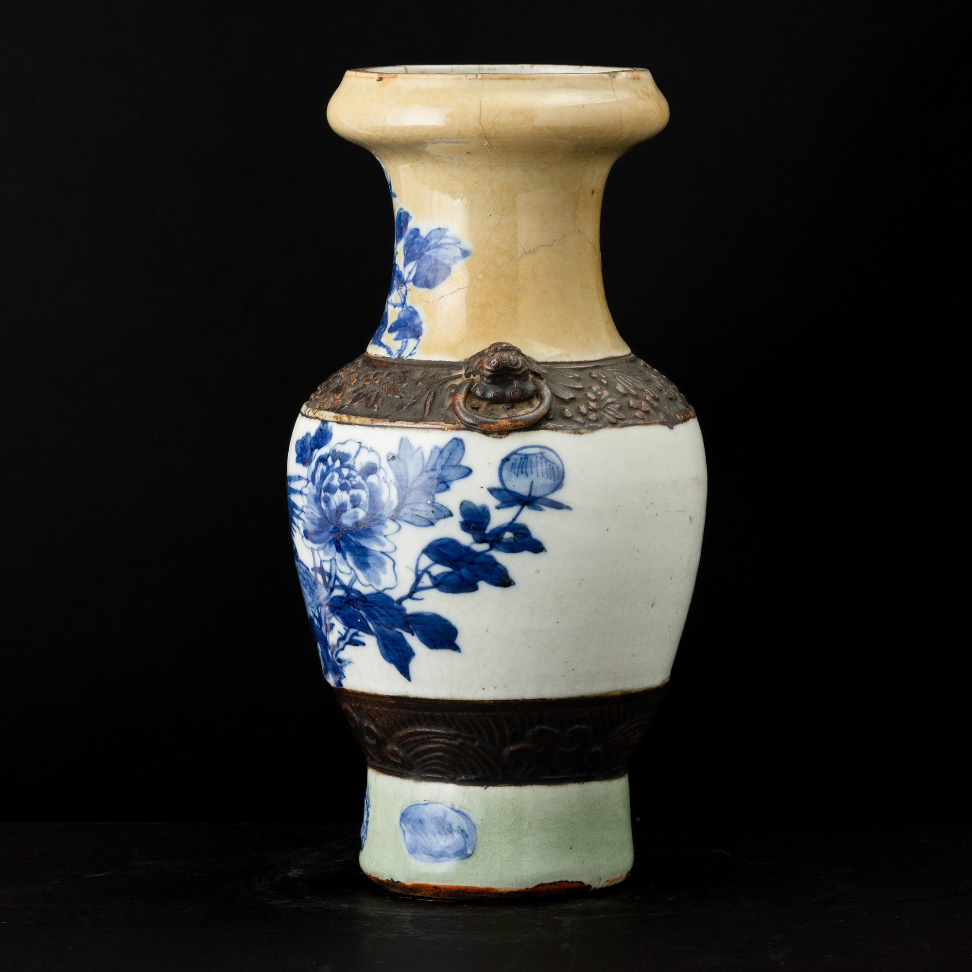 Cina, Vaso in porcellana bianca e blu con fenice e decori floreali, Dinastia Qing, XIX secolo