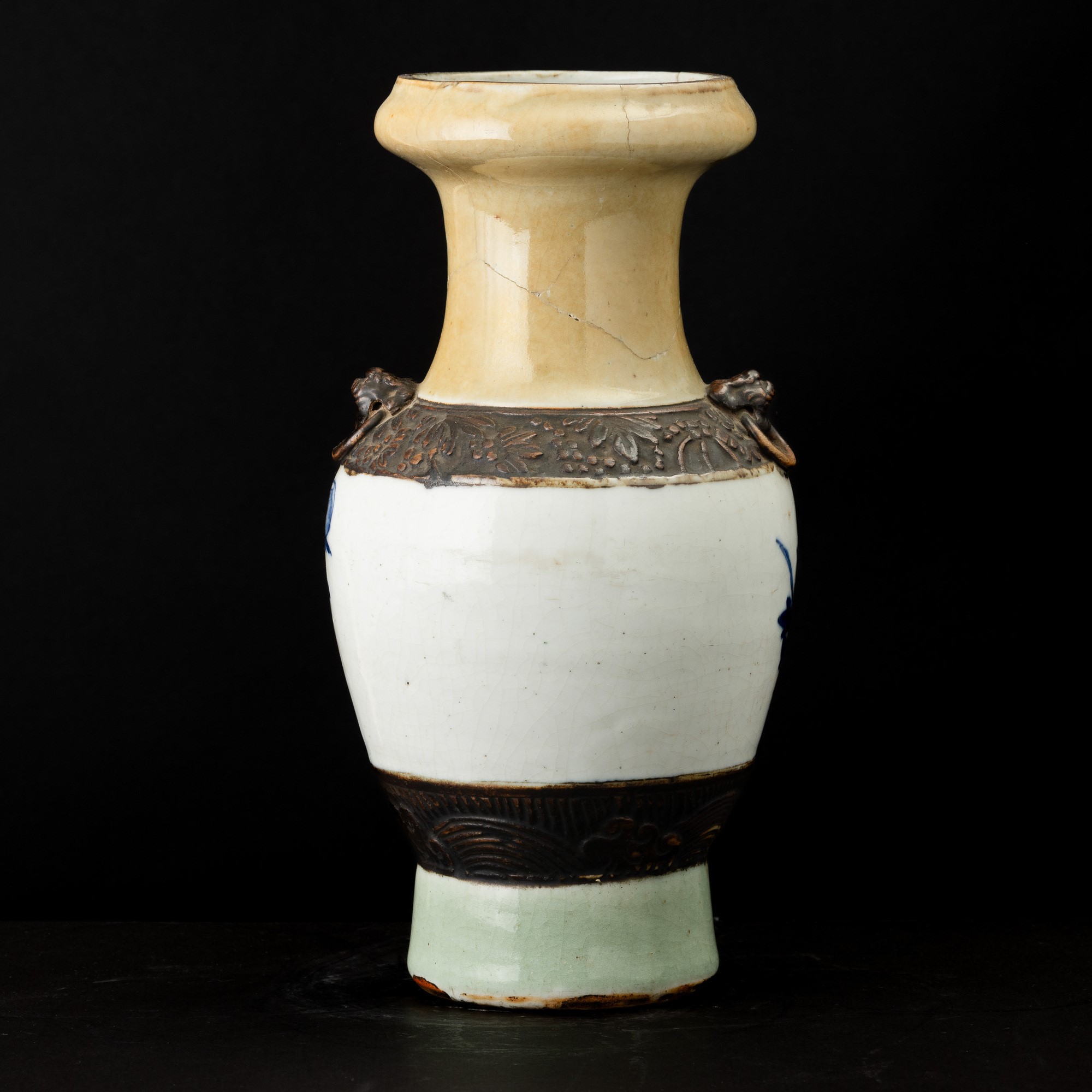 Cina, Vaso in porcellana bianca e blu con fenice e decori floreali, Dinastia Qing, XIX secolo