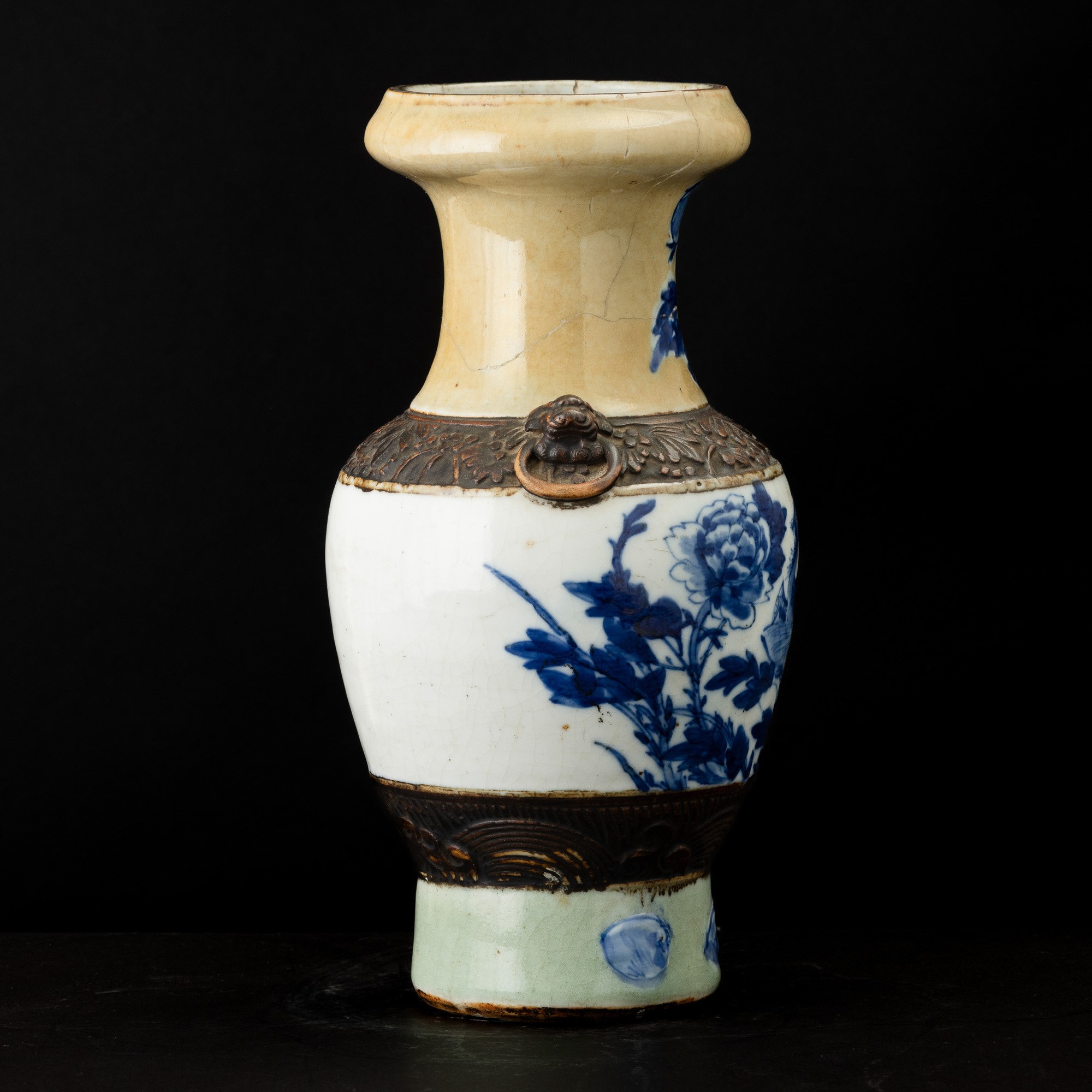 Cina, Vaso in porcellana bianca e blu con fenice e decori floreali, Dinastia Qing, XIX secolo