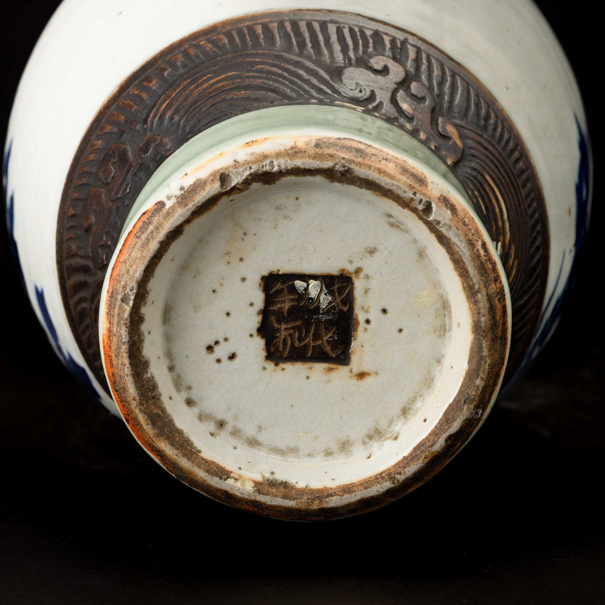 Cina, Vaso in porcellana bianca e blu con fenice e decori floreali, Dinastia Qing, XIX secolo