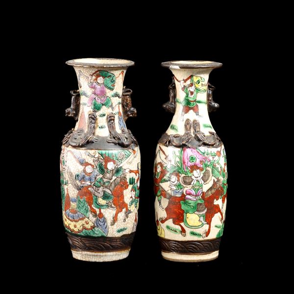 Lotto composto da due vasi biansati in porcellana craquelé raffigurante scene di battaglia, Cina, XX secolo