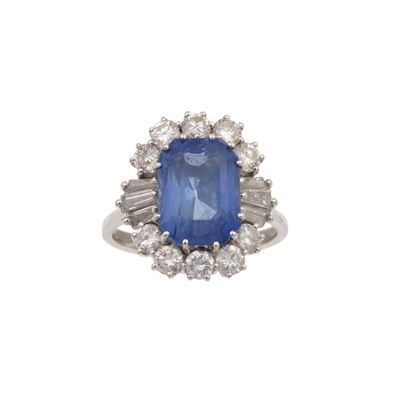 Anello con Zaffiro Sri Lanka di Ct 9.26 e Diamanti Taglio Brillante e Taglio Baguette per Ct 1.60...