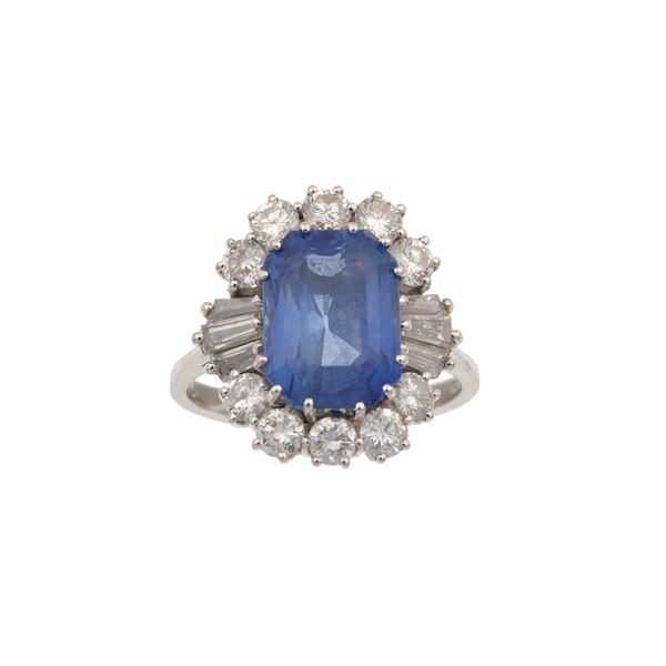 Anello con Zaffiro Sri Lanka di ct 9.26 e diamanti taglio brillante e taglio baguette per ct 1.60 circa