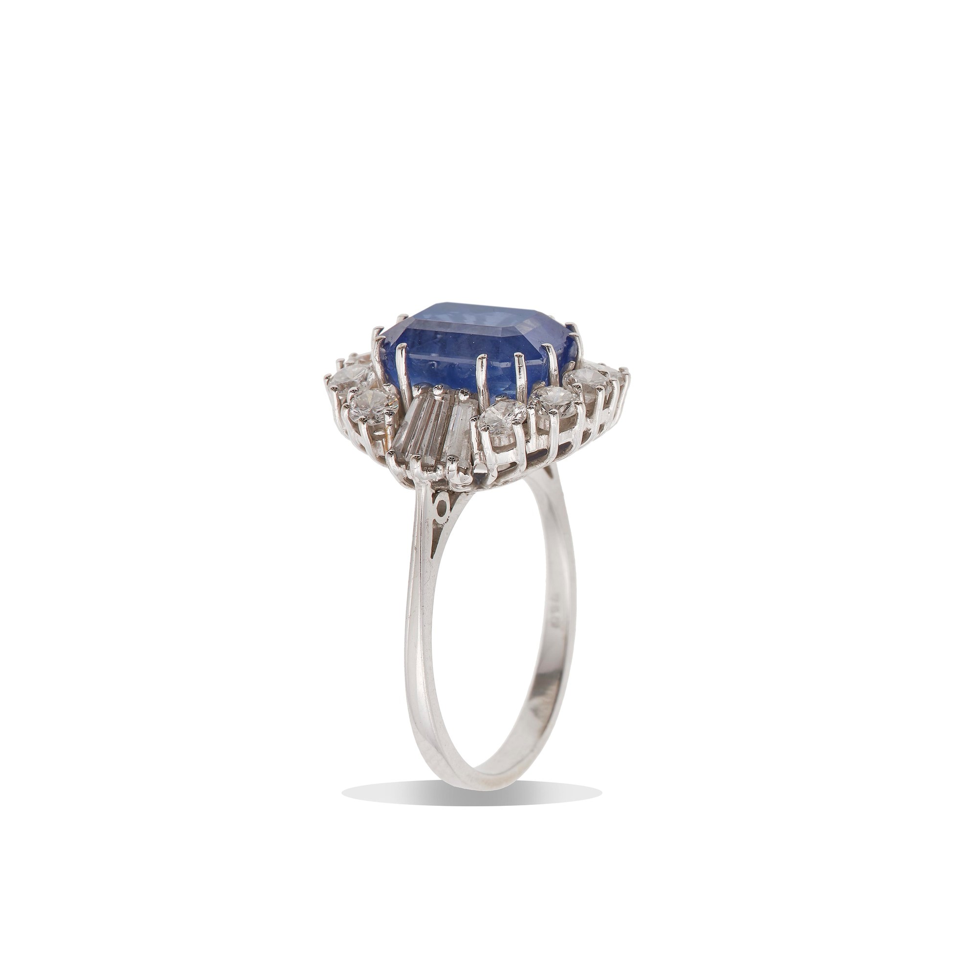 Anello con Zaffiro Sri Lanka di Ct 9.26 e Diamanti Taglio Brillante e Taglio Baguette per Ct 1.60...