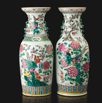 Cina, Dinastia Qing (XIX secolo), Coppia di vasi in porcellana Famiglia Rosa con galli, fenici e ...