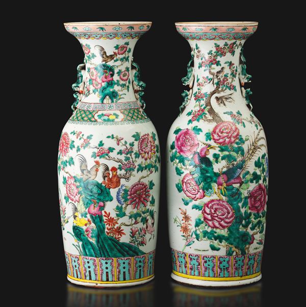 Coppia di vasi in porcellana Famiglia Rosa raffigurante galli e fenici con decori a motivi floreali e draghi a rilievo, Cina, Dinastia Qing, XIX secolo