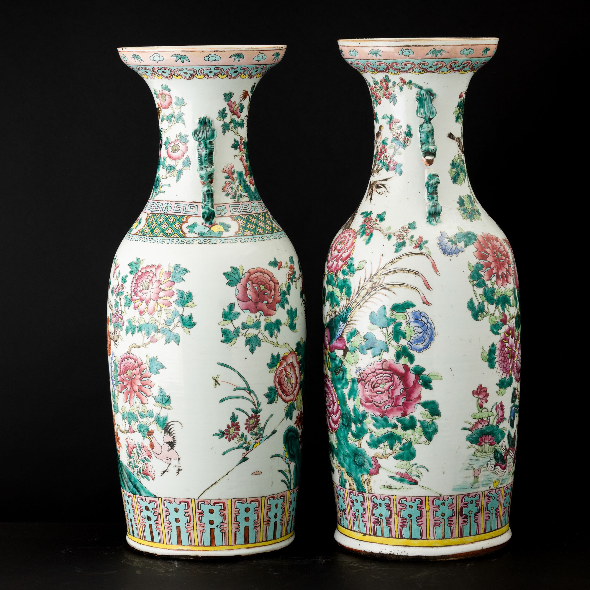 Cina, Dinastia Qing (XIX secolo), Coppia di vasi in porcellana Famiglia Rosa con galli, fenici e ...