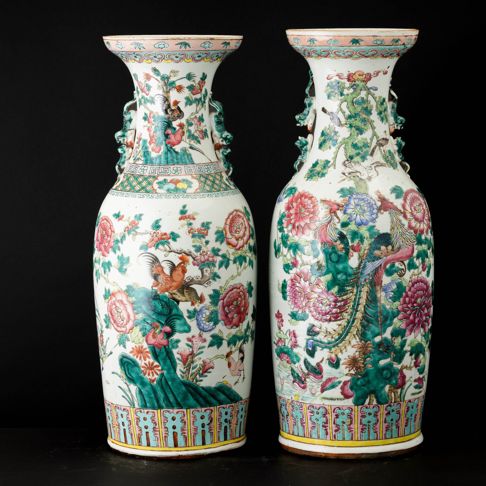 Cina, Dinastia Qing (XIX secolo), Coppia di vasi in porcellana Famiglia Rosa con galli, fenici e ...