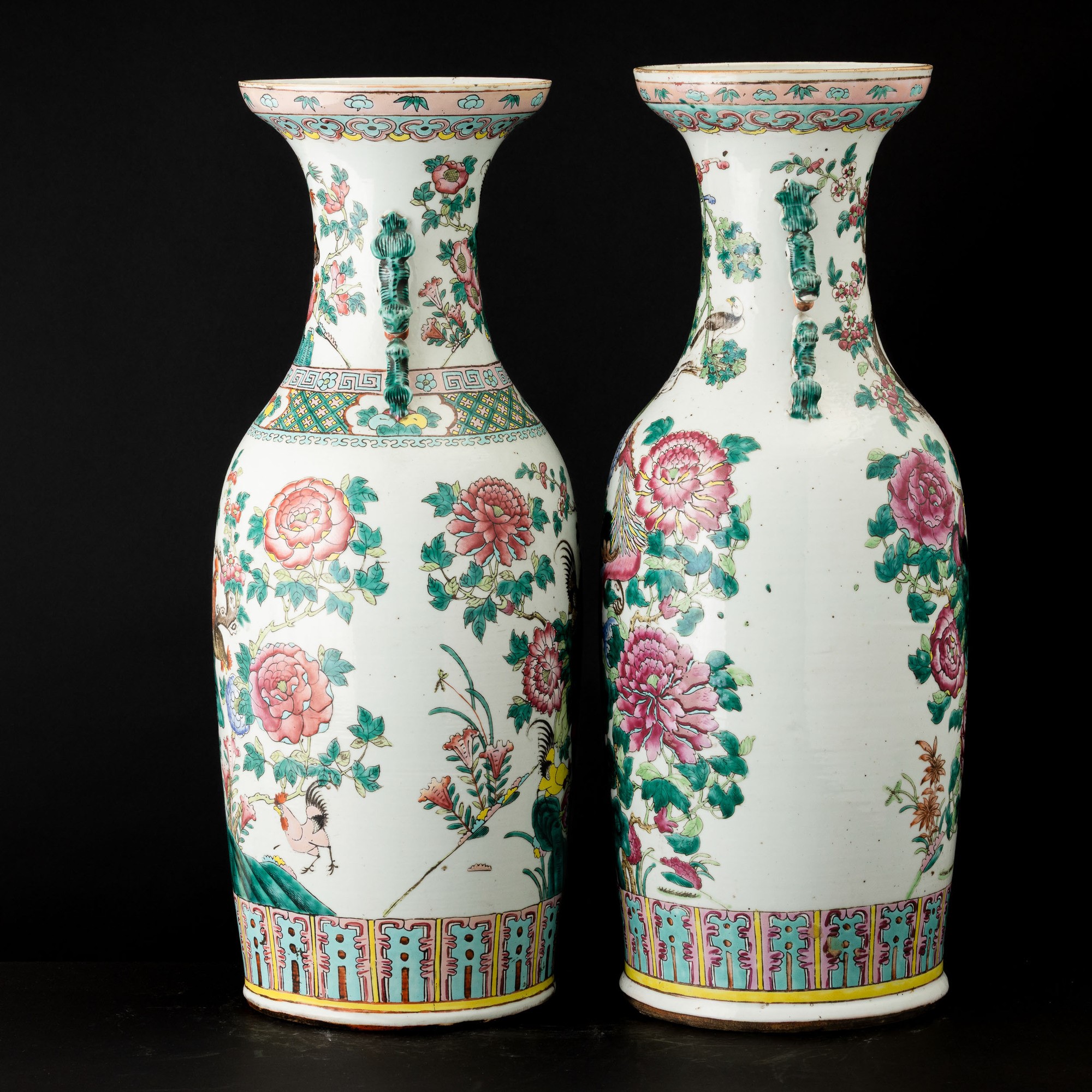 Cina, Dinastia Qing (XIX secolo), Coppia di vasi in porcellana Famiglia Rosa con galli, fenici e ...