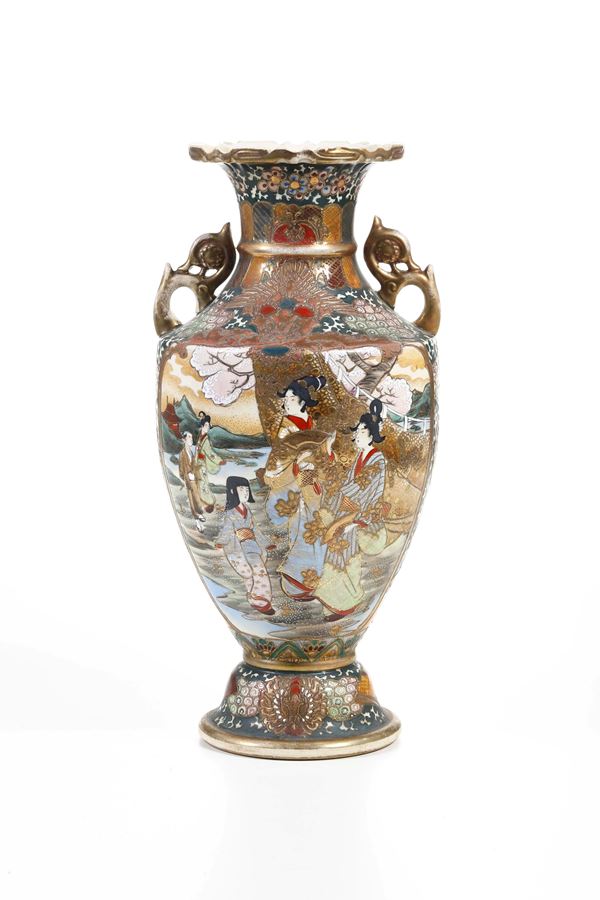 Vaso biansato in porcellana Satsuma raffigurante scena di fanciulle, Giappone, periodo Meiji (1868-1912)