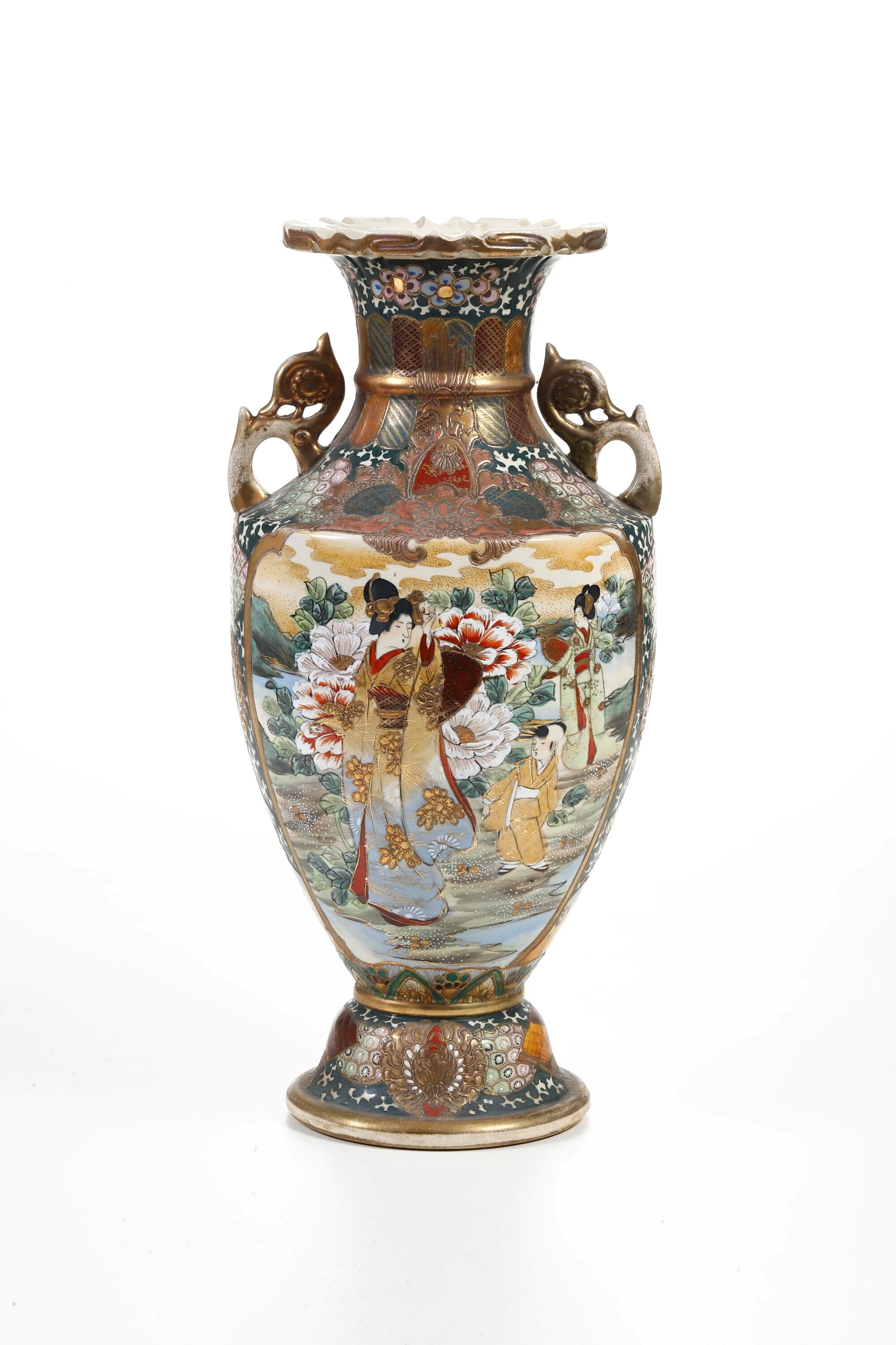 Vaso biansato in porcellana Satsuma con scena di fanciulle, Giappone, periodo Meiji (1868-1912)