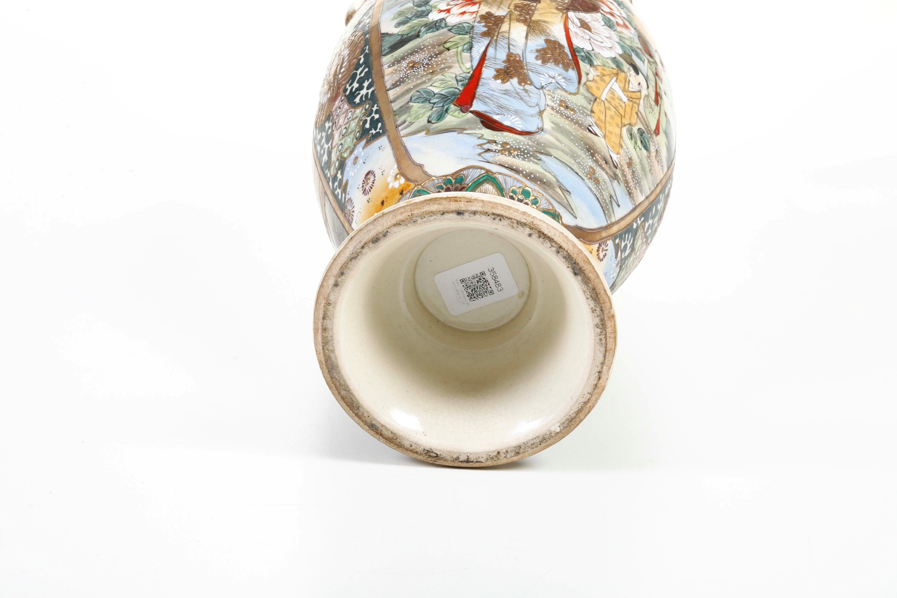 Vaso biansato in porcellana Satsuma con scena di fanciulle, Giappone, periodo Meiji (1868-1912)