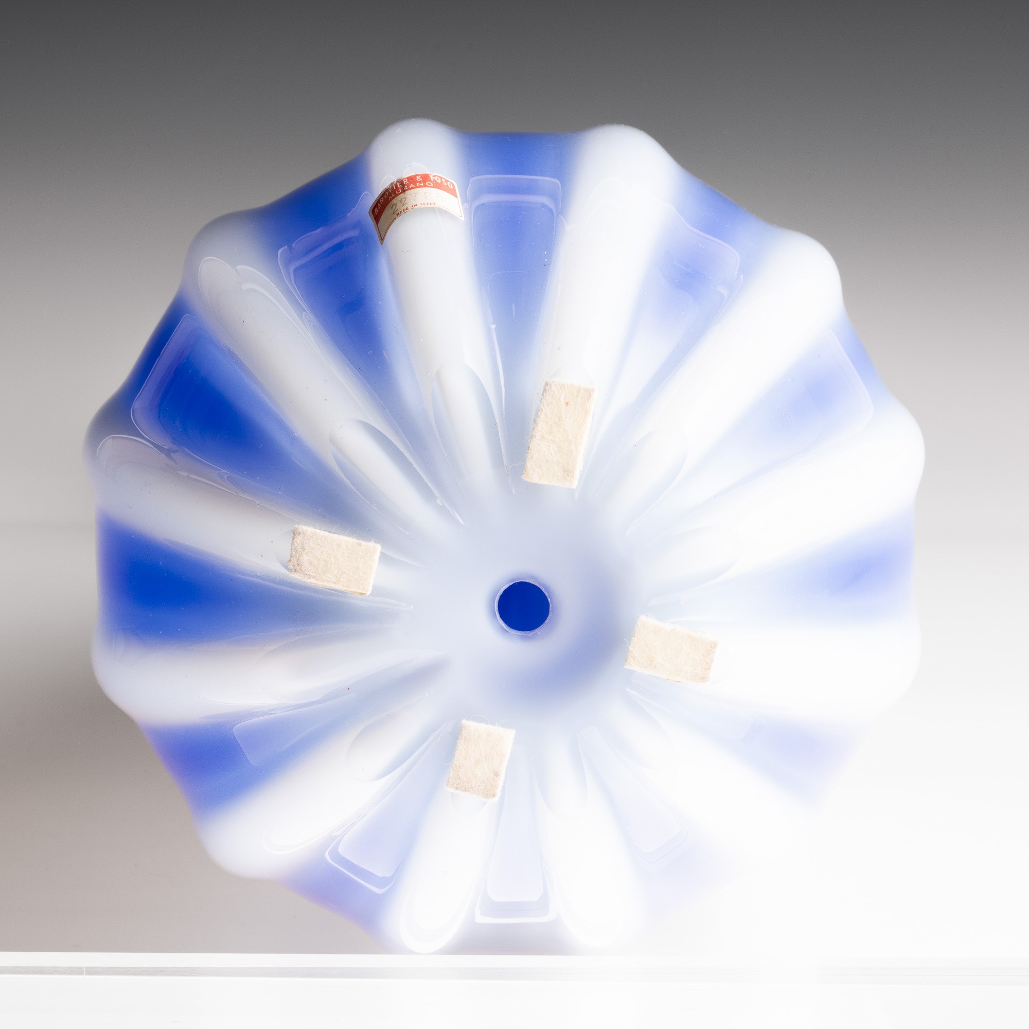 Barovier & Toso, Base per lampada in vetro opalino costolato, Murano, 1960 ca