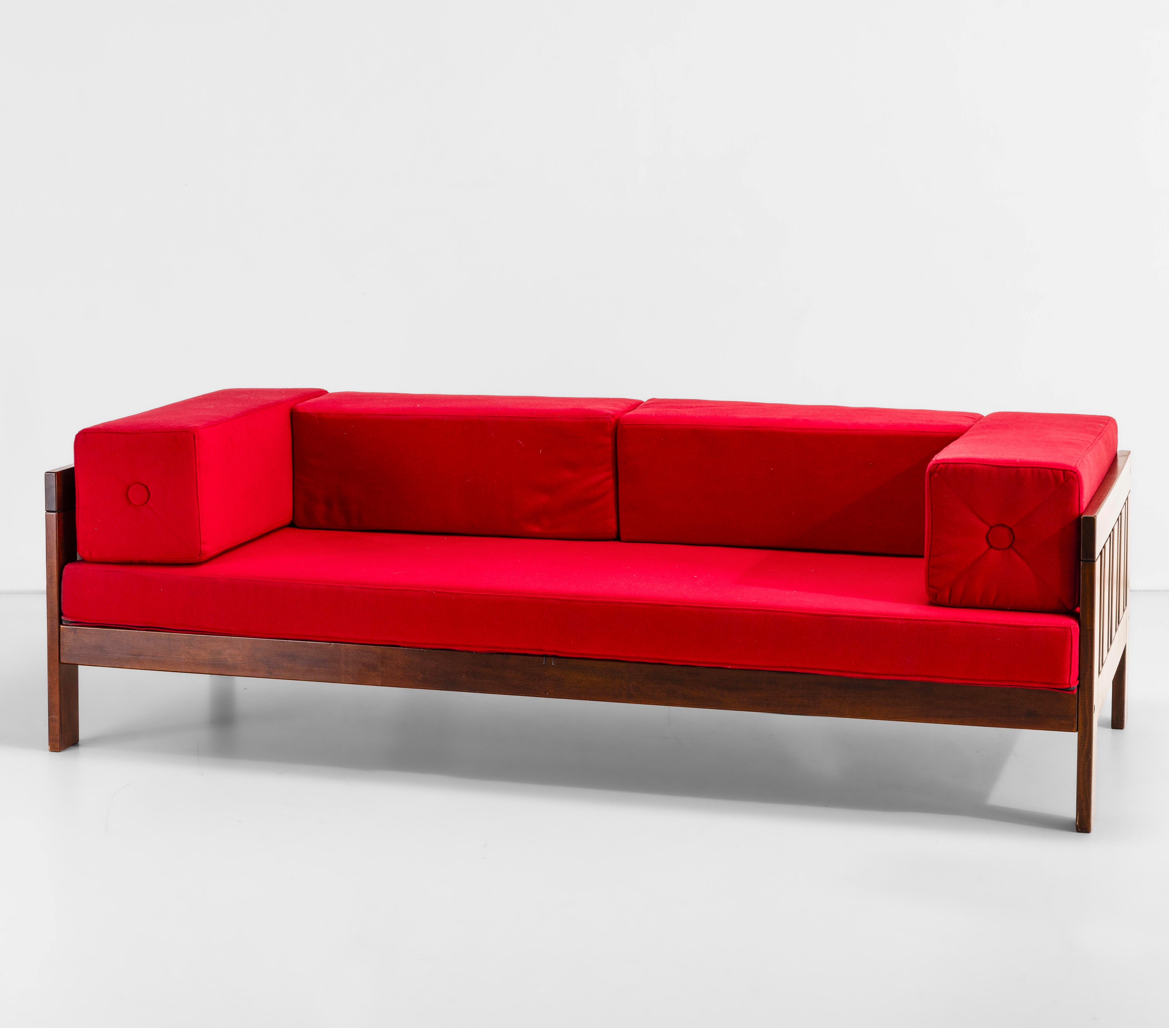Ettore Sottsass - Divano modello Califfo, legno e tessuto