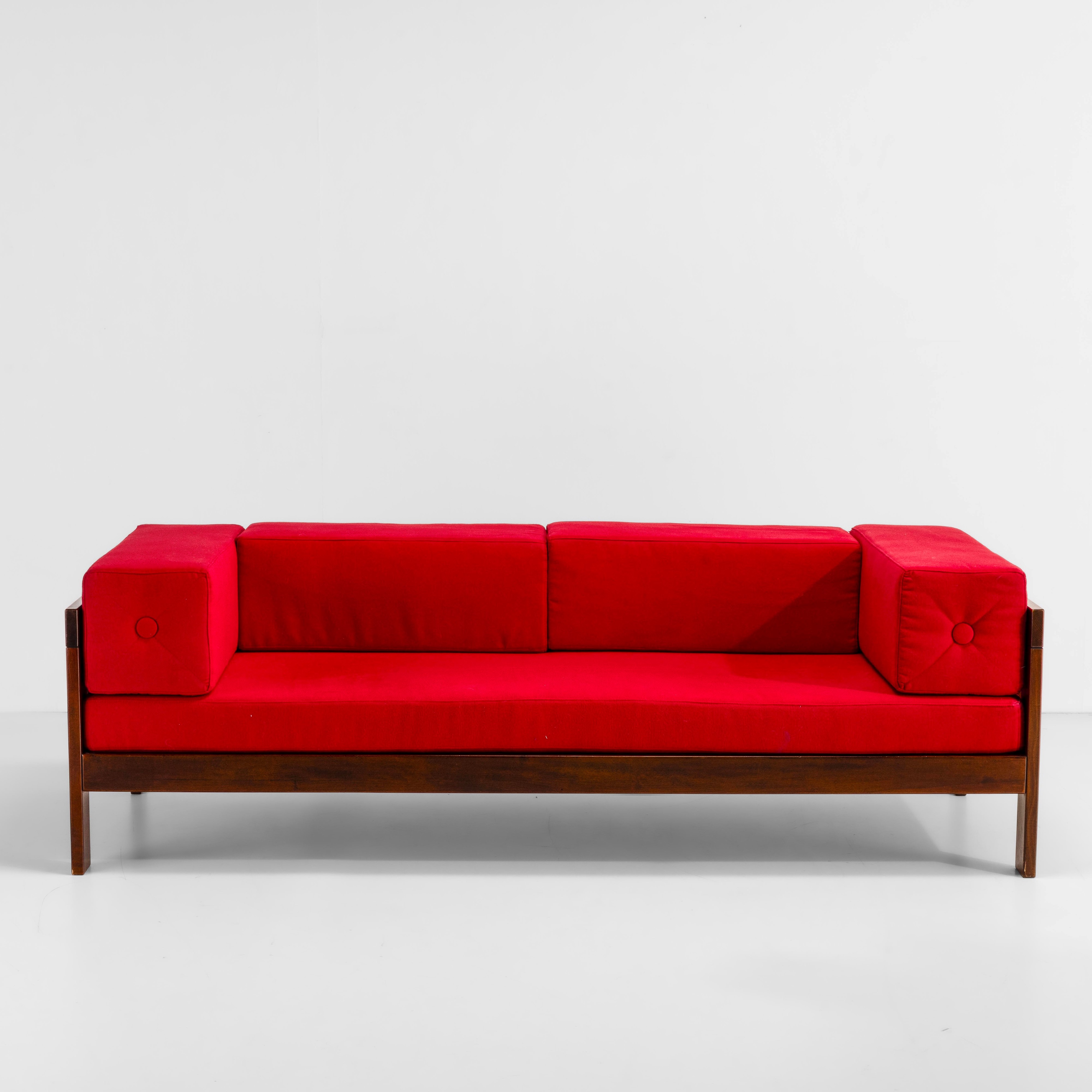 Ettore Sottsass - Divano modello Califfo, legno e tessuto