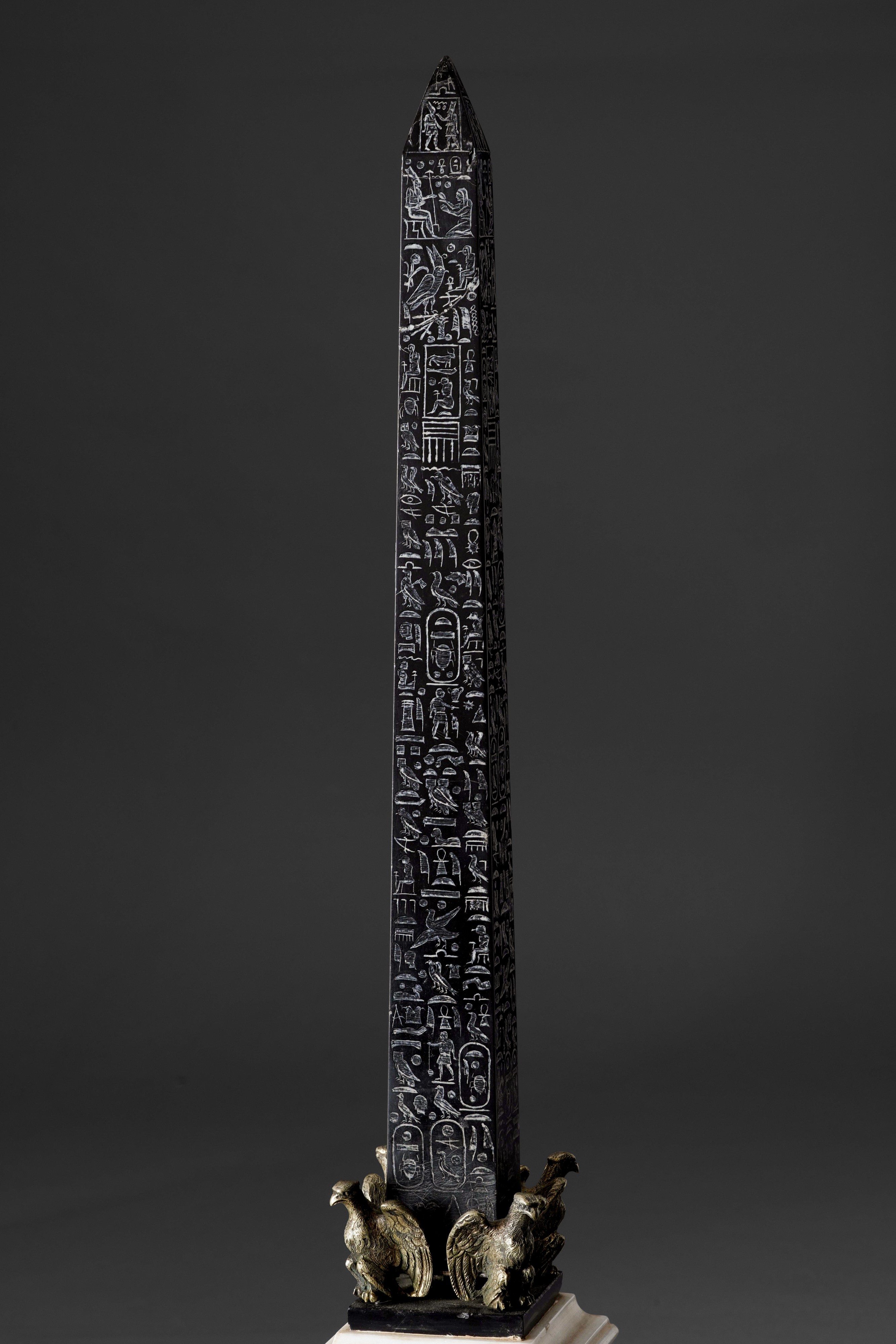 Arte romana del Grand Tour (XIX secolo), Grande obelisco egizio in marmo nero e porfido