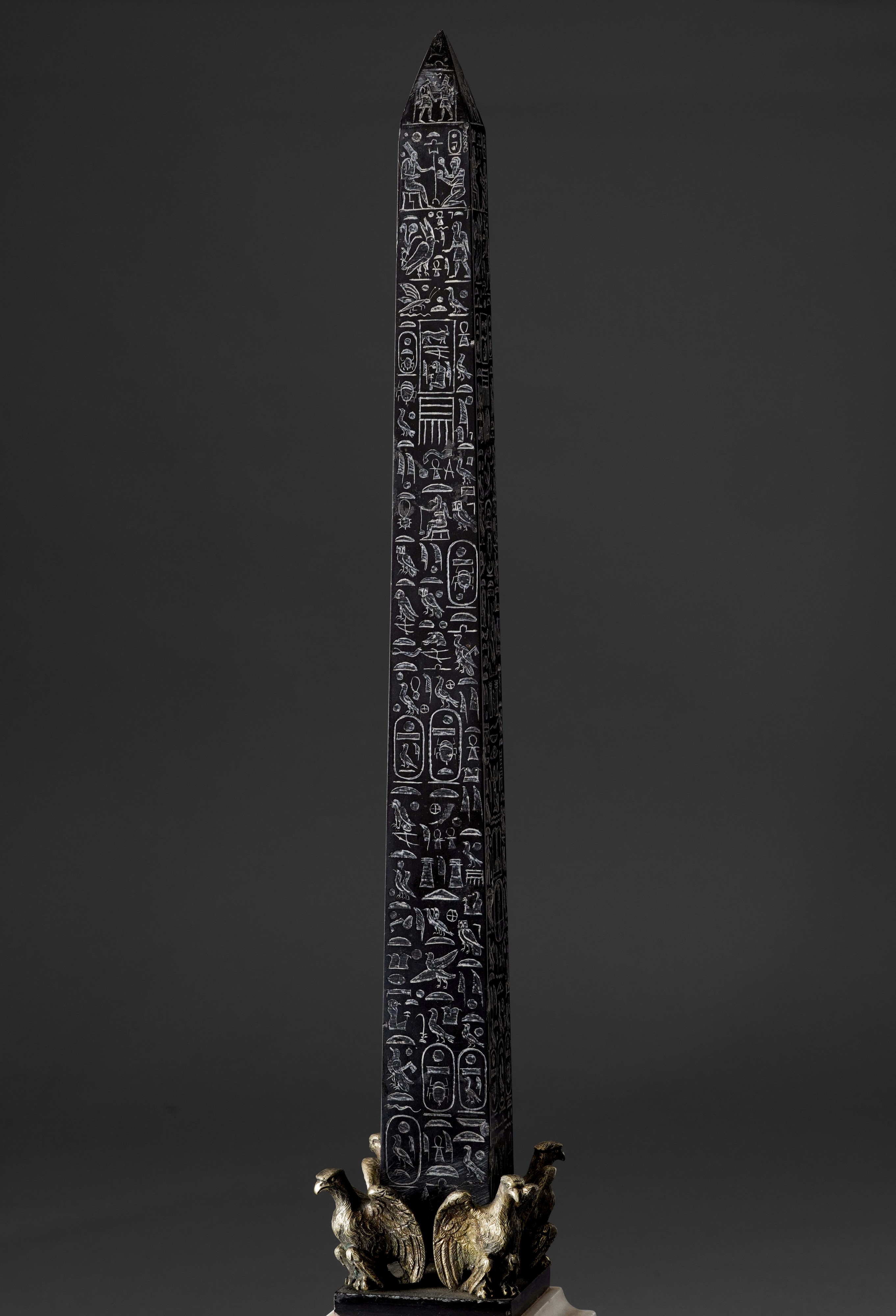 Arte romana del Grand Tour (XIX secolo), Grande obelisco egizio in marmo nero e porfido