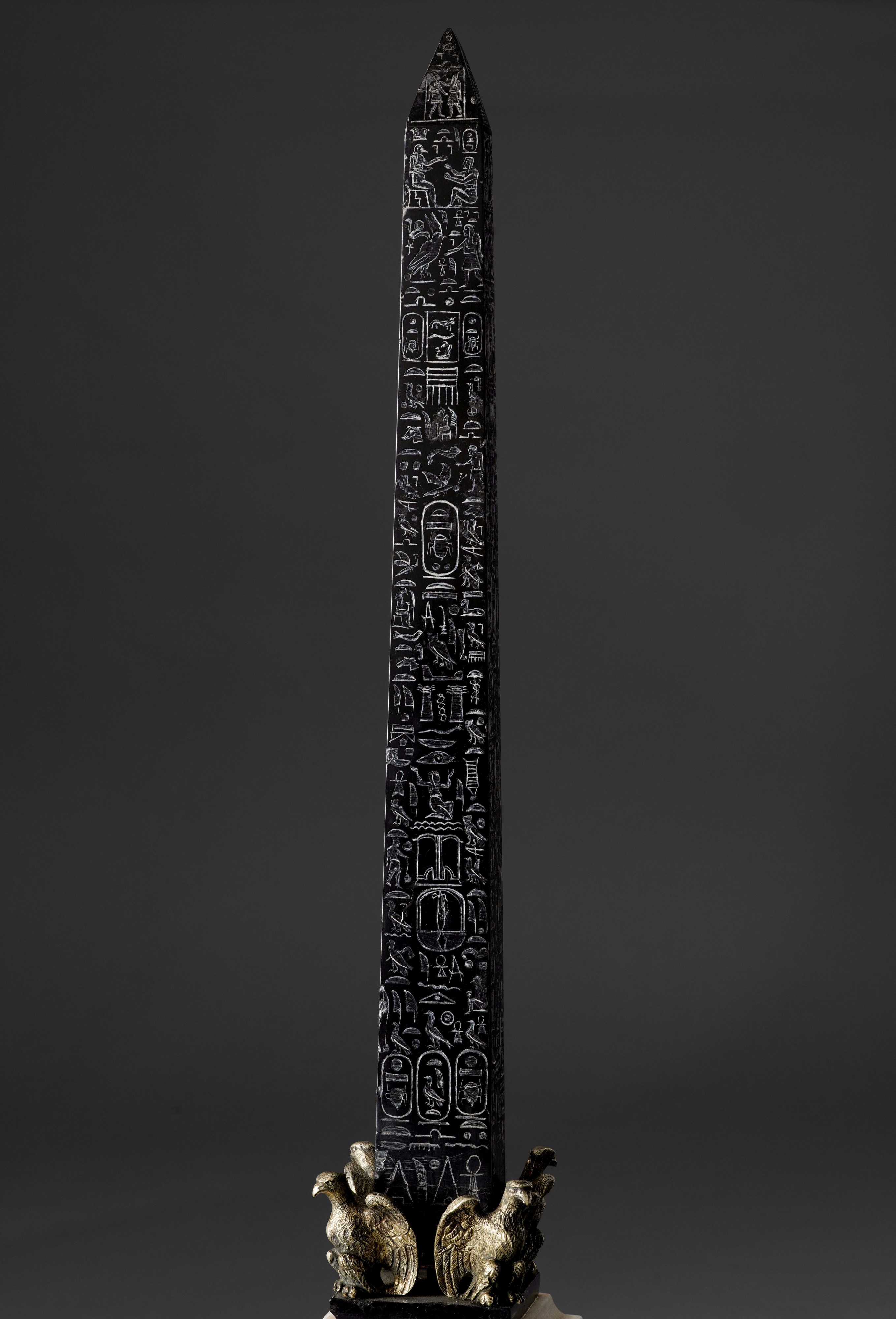 Arte romana del Grand Tour (XIX secolo), Grande obelisco egizio in marmo nero e porfido